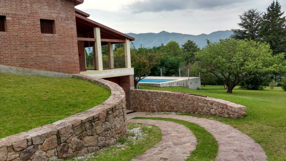 EXCELENTE PROPIEDAD CON GRAN PARQUE !!