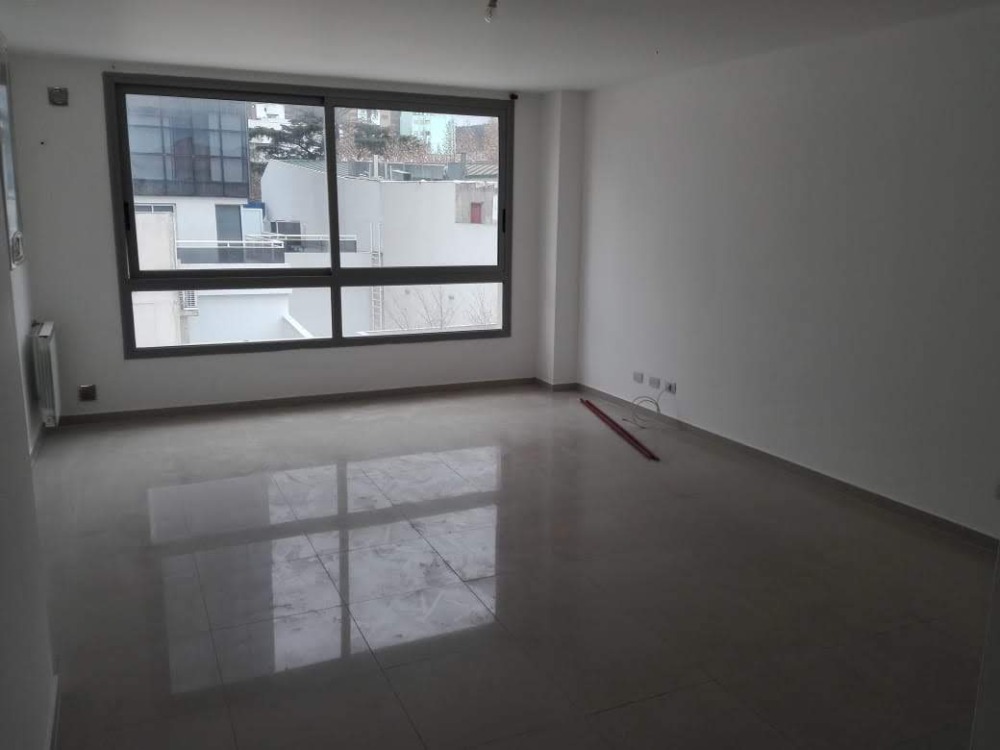 DEPTO CENTRICO CON COCHERA Y PILETA