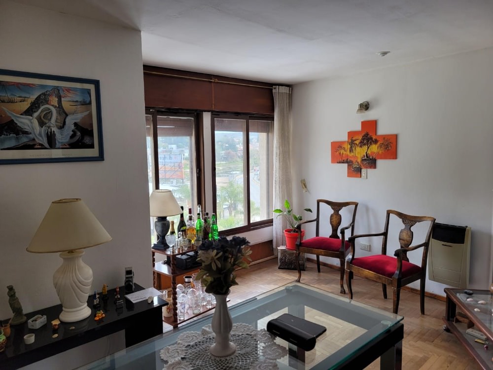 OPORTUNIDAD, DEPARTAMENTO EN PLENO CENTRO SOBRE CALLE PRINCIPAL !!
