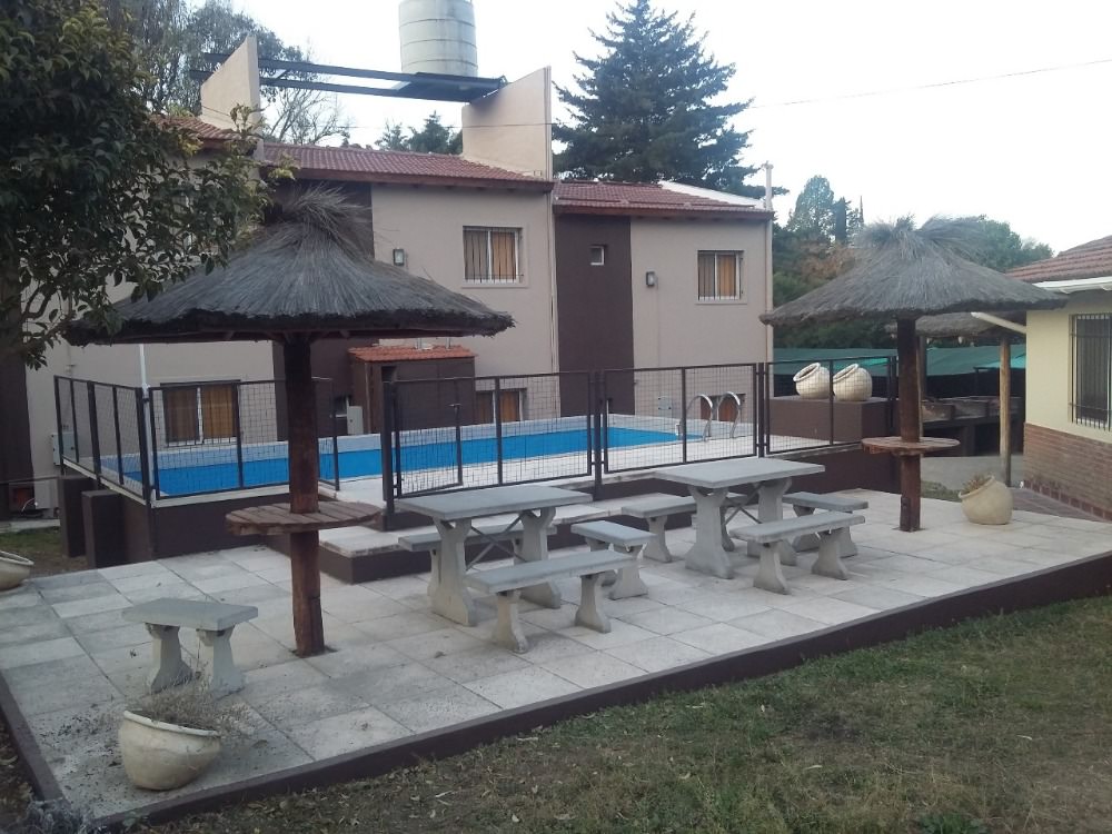 COMPLEJO EN VILLA DEL LAGO, CASA DE FAMILIA + 6 DEPARTAMENTOS !!