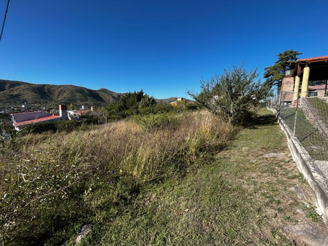 HERMOSO LOTE CON VISTA !!