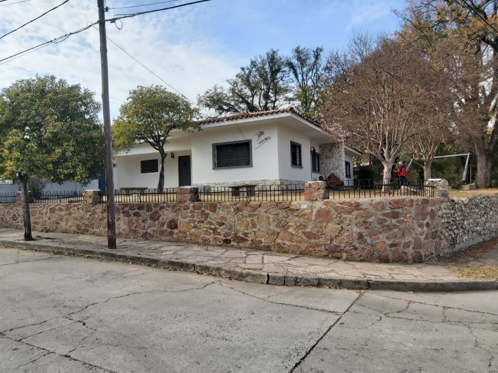 CASA EN BARRIO RESIDENCIAL