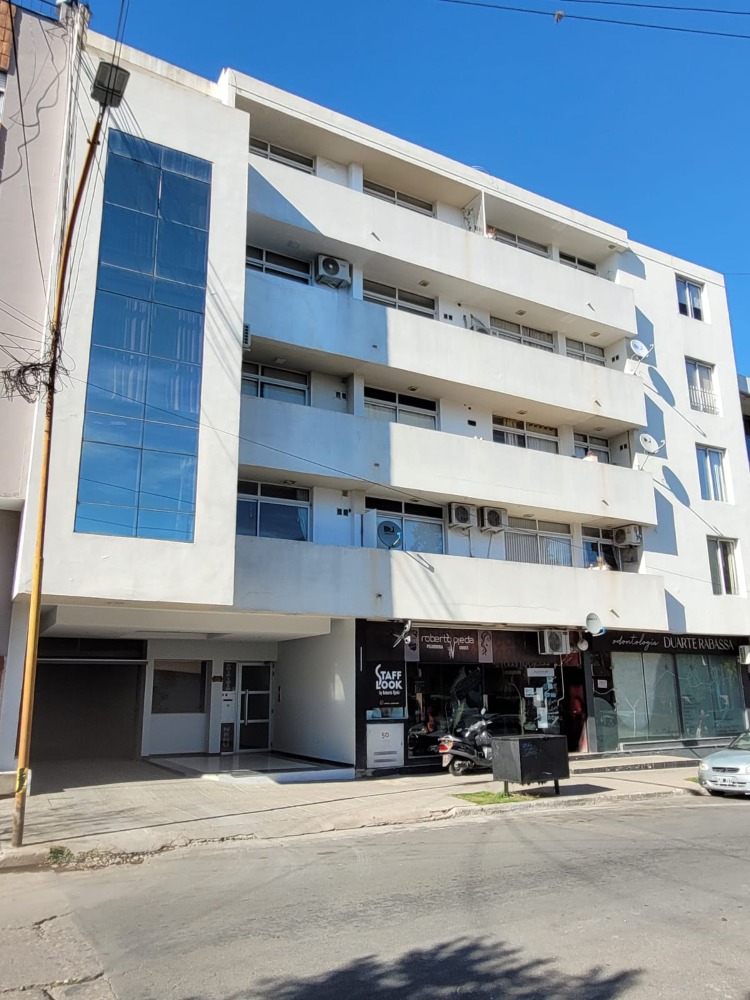 Departamento pleno centro con patio propio!