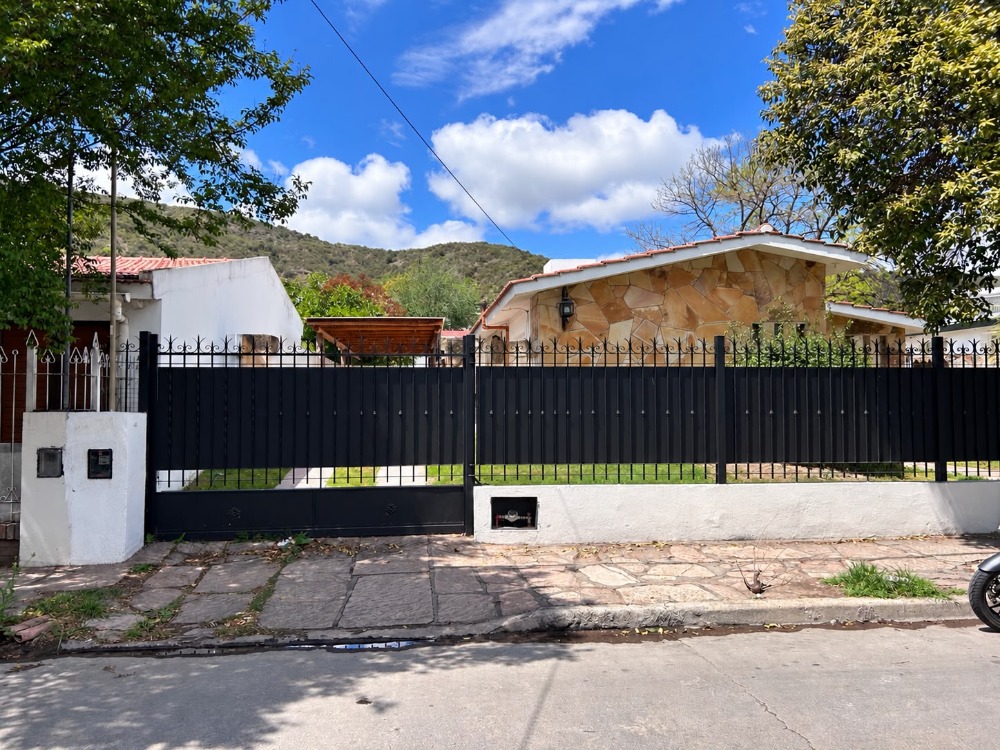 Casa en venta ...!!3 Dormitorios ...!!Excelente Ubicación 