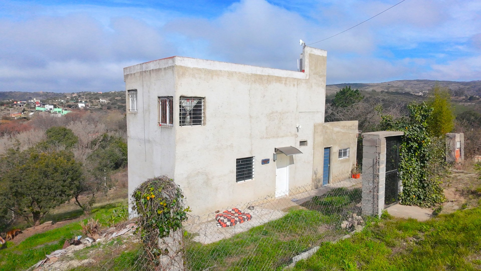 CASA CON MONOAMBIENTE A 220 MTS DE RUTA 28