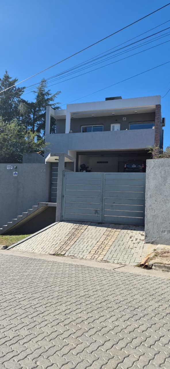 ESPECTACULAR CASA CON PILETA 
